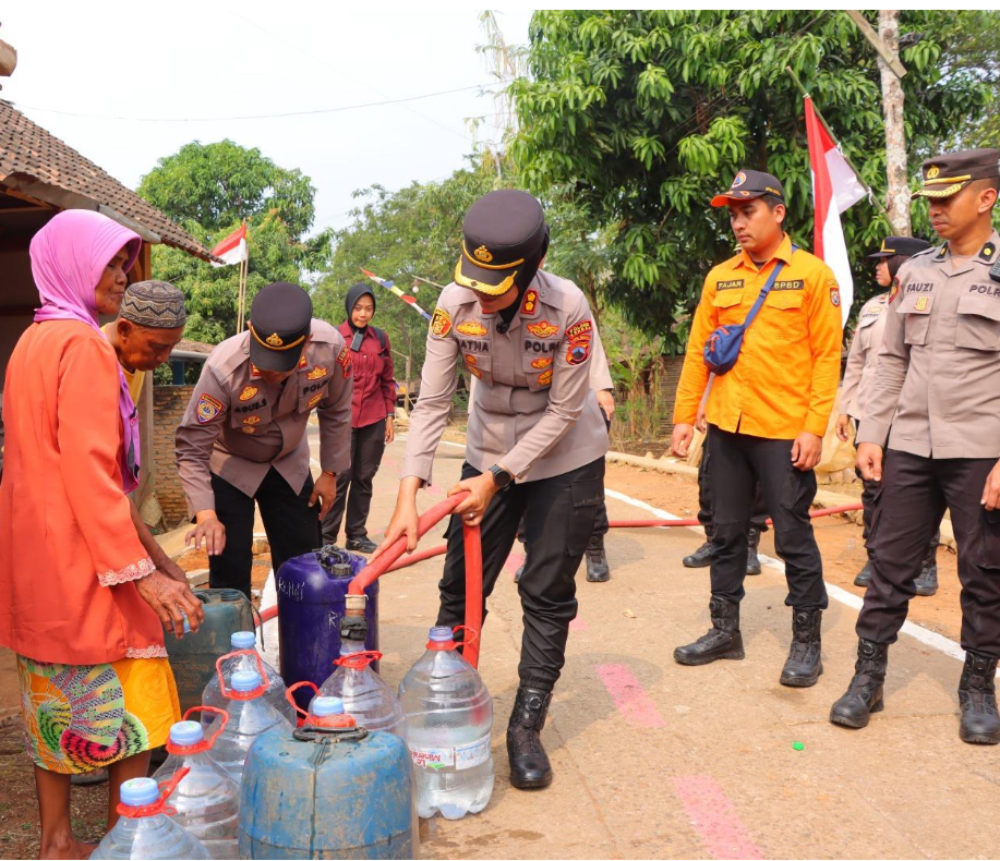 Polres Kendal Salurkan 10.000 Liter Air Bersih dan Sembako di Desa Sidomakmur