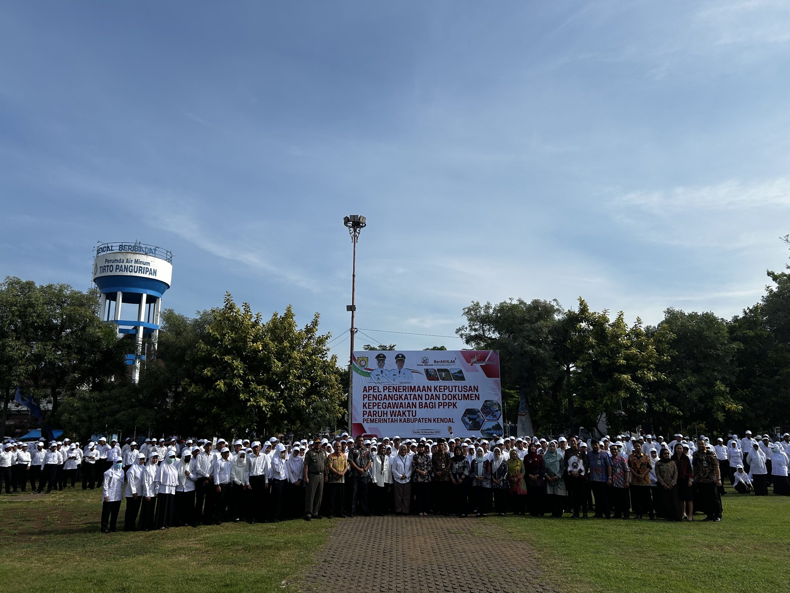 Serahkan SK Pengangkatan, Bupati Minta PPPK Jaga Disiplin Tingkatkan Kinerja