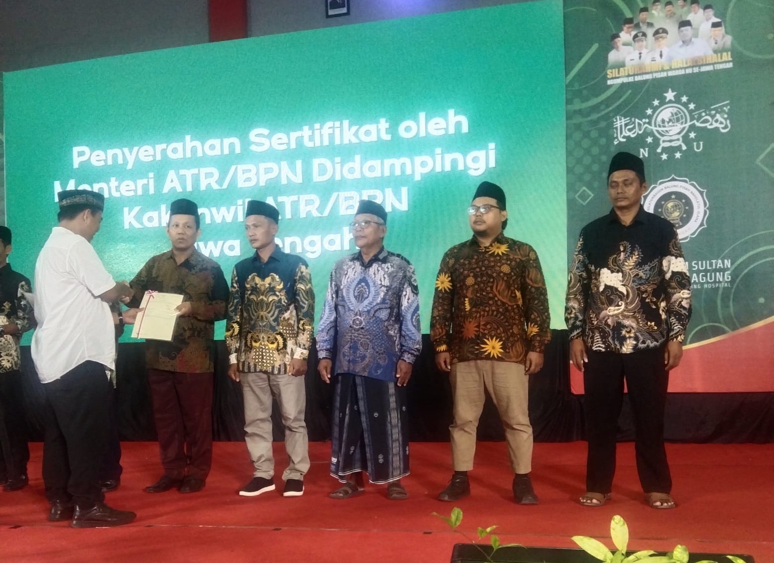 Perwakilan Kabupaten Kendal Menerima Sertipikat Wakaf Oleh Menteri ATR/BPN