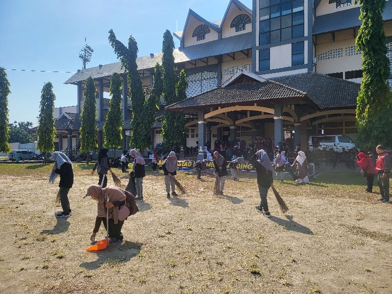 Wujud Nasionalisme, Santri-Pengelola Ponpes Sabilurrasyad Bersihkan Stadion Utama Kendal