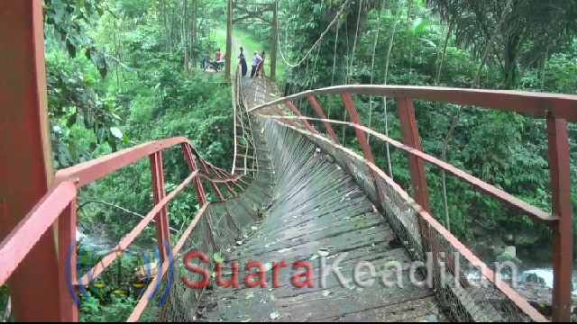 Jembatan Gantung Berusia Ratusan Tahun Roboh, Dua Desa Terisolir
