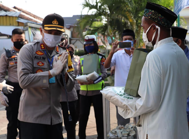 Giliran Takmir dan Pengurus Masjid Terima Paket Sembako Dari Polres Kendal
