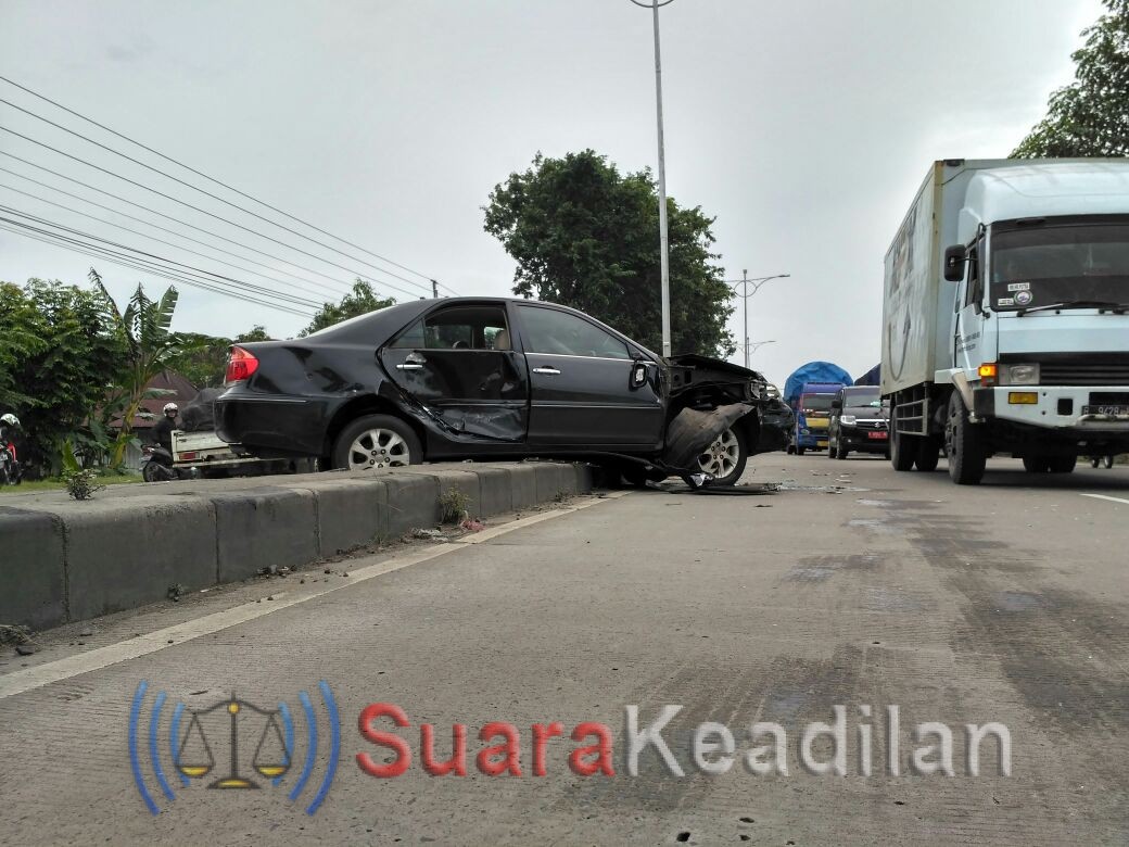 Jalur Pantura Kendal Tersendat Akibat Kecelakaan Sedan Dihantam Dump Truk Molen