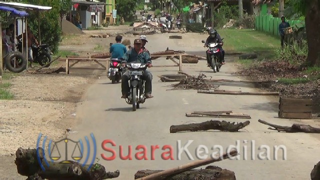 Geram!!! Warga Blokade Jalan Rusak Akses Proyek Jalan Tol