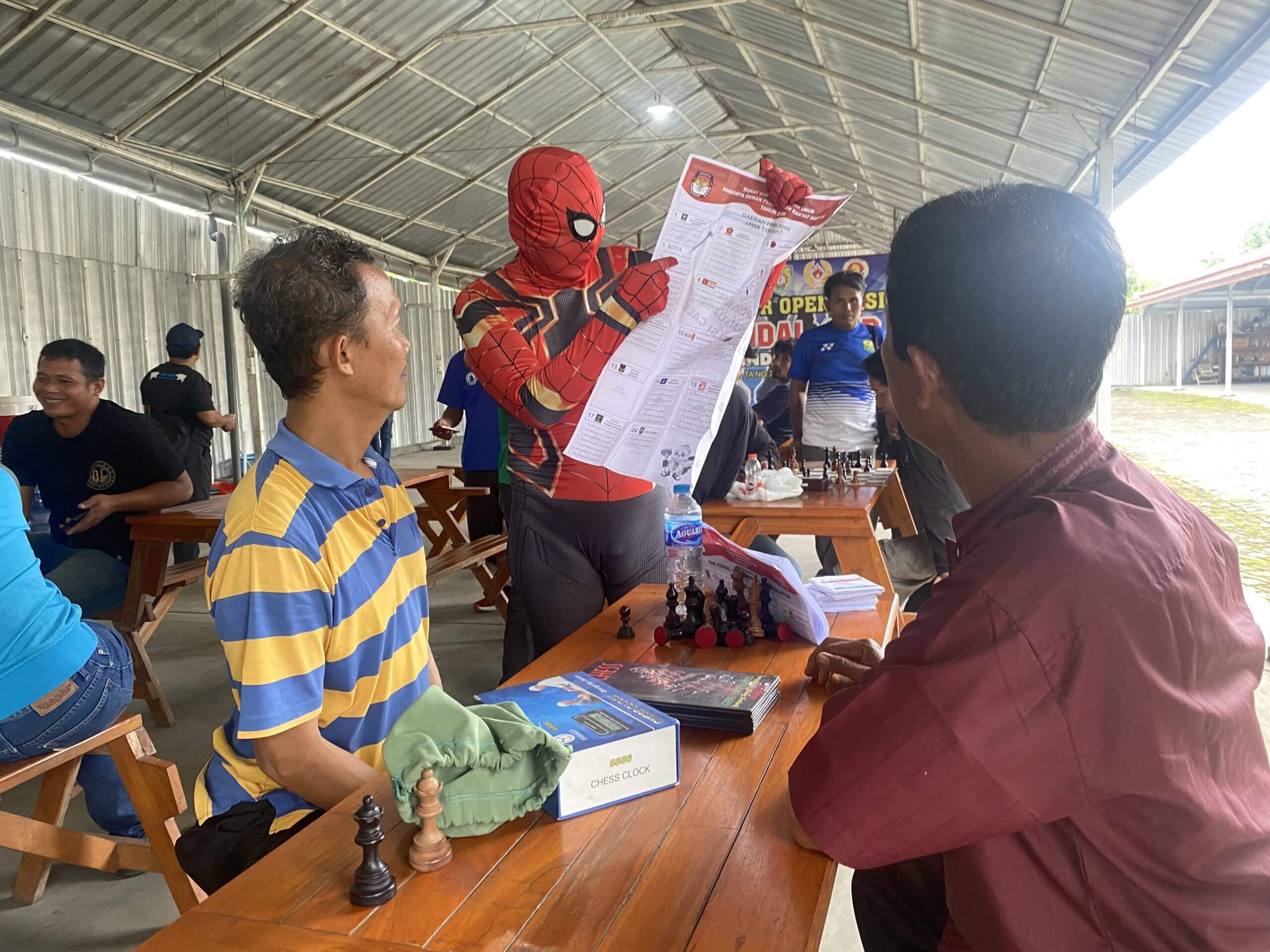 Terus Bergerak Sosialisasi Cara Mencoblos, ‘Spiderman’ Serukan Masyarakat Jangan Golput
