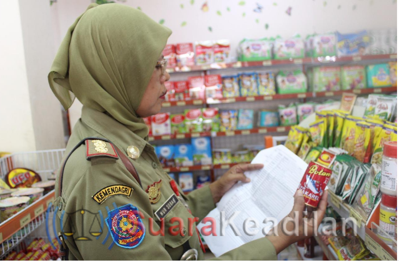 Petugas Gabungan Pemkot Pekalongan Sidak Swalayan Temukan Makanan Ikan Kaleng Mengandung Cacing