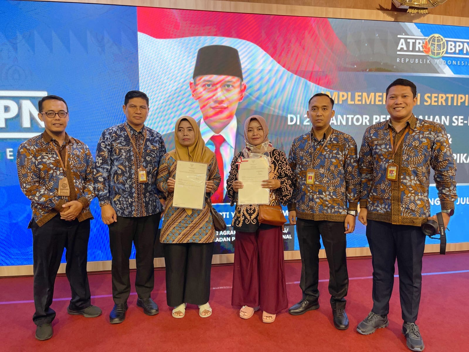 Kantah ATR/BPN Kendal Dampingi Penerima Sertipikat Elektronik Kegiatan PTSL Desa Nolokerto Tahun 2024 Yang Diserahkan Oleh Menteri ATR/BPN