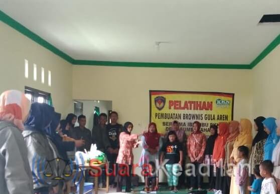 Tingkatkan Perekonomian, Warga Sumber Rahayu Diajari Membuat Brownies