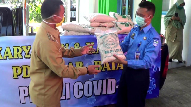 Karyawan PDAM Patungan Sumbang Warga Terdampak Covid19