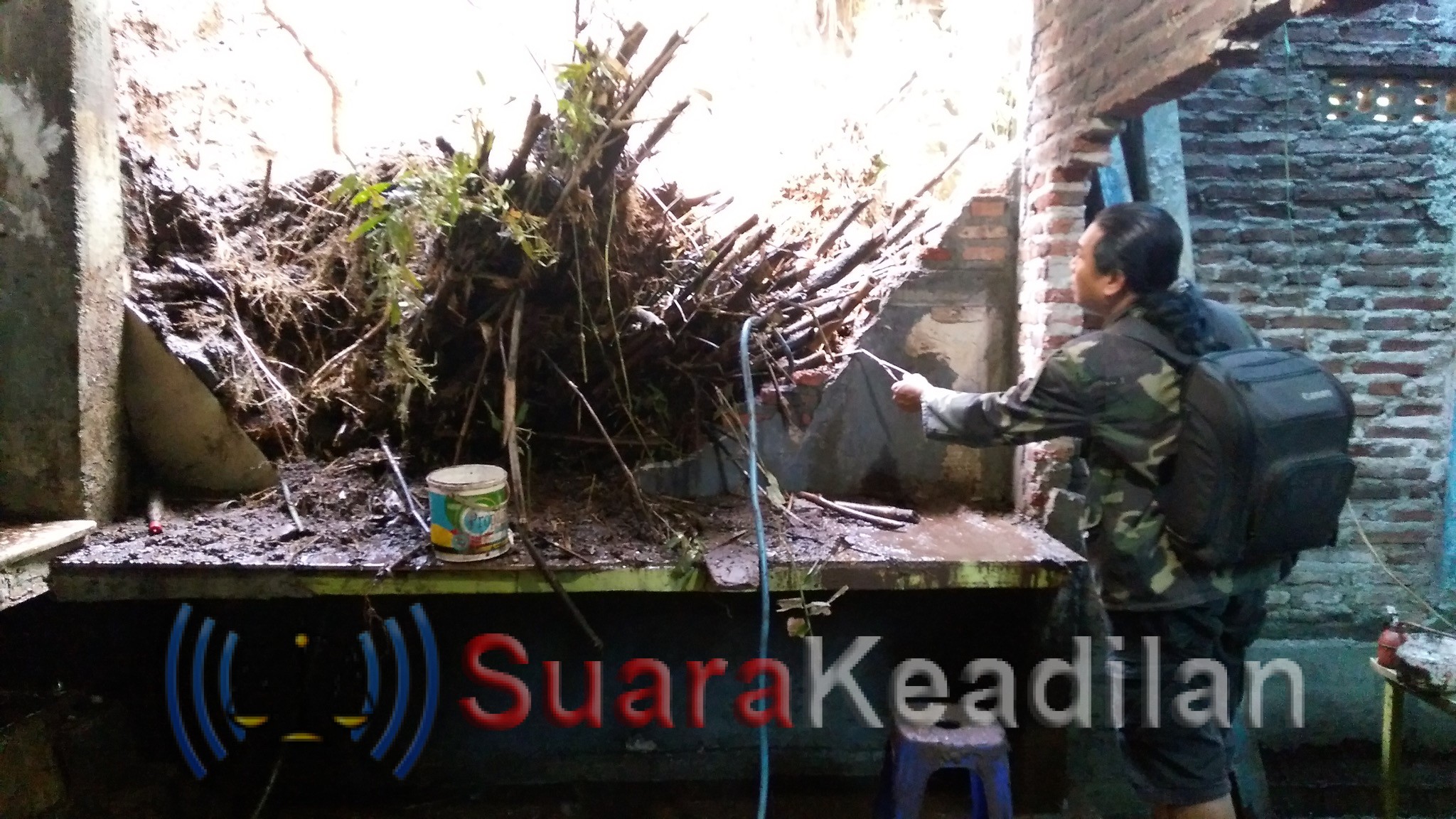 Rumah Riyanto Tertimbun Tebing Setinggi 4M