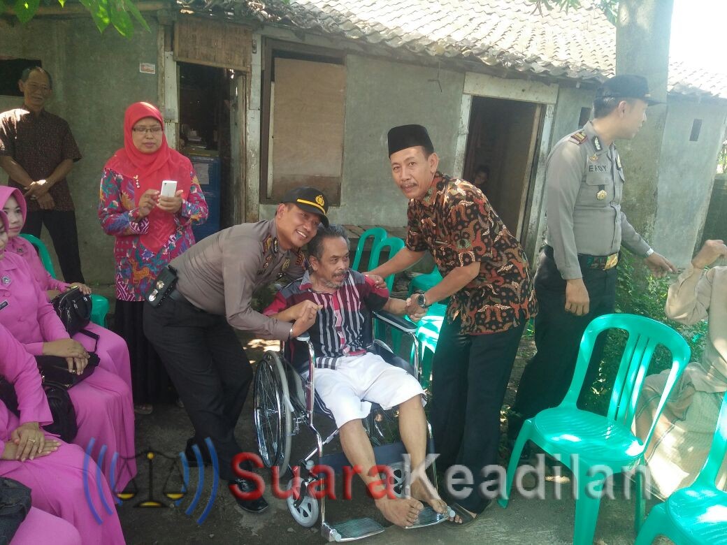 Iswiranto Sumringah Diberi Kursi Roda Kapolsek Weleri
