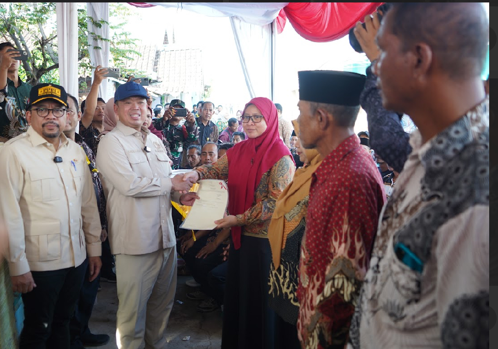 Menteri ATR BPN Serahkan Sertifikat Dari Program Konsolidasi Tanah