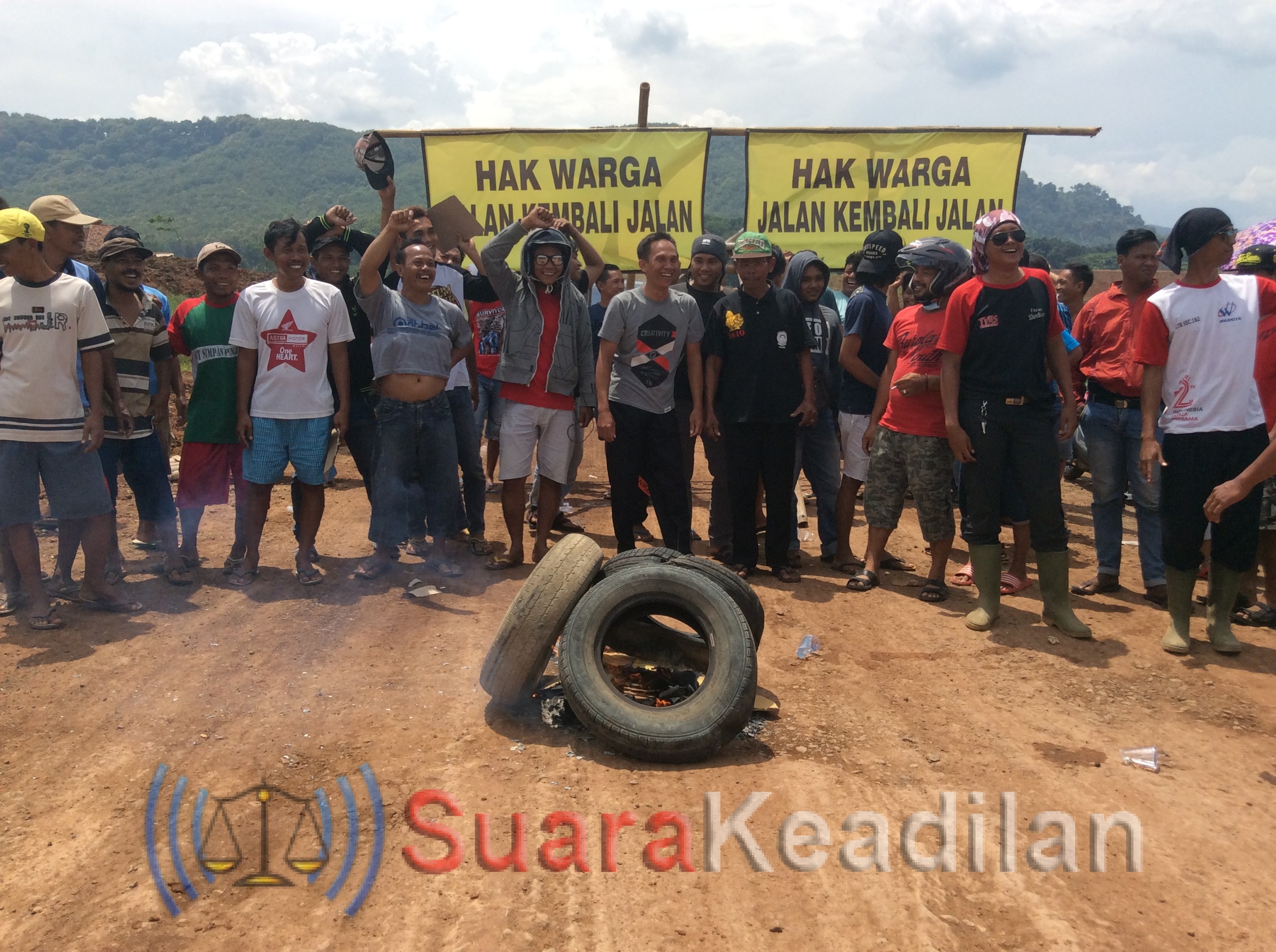 Ratusan Warga Sambongsari Bakar Ban Tutup Akses Pembangunan Tol