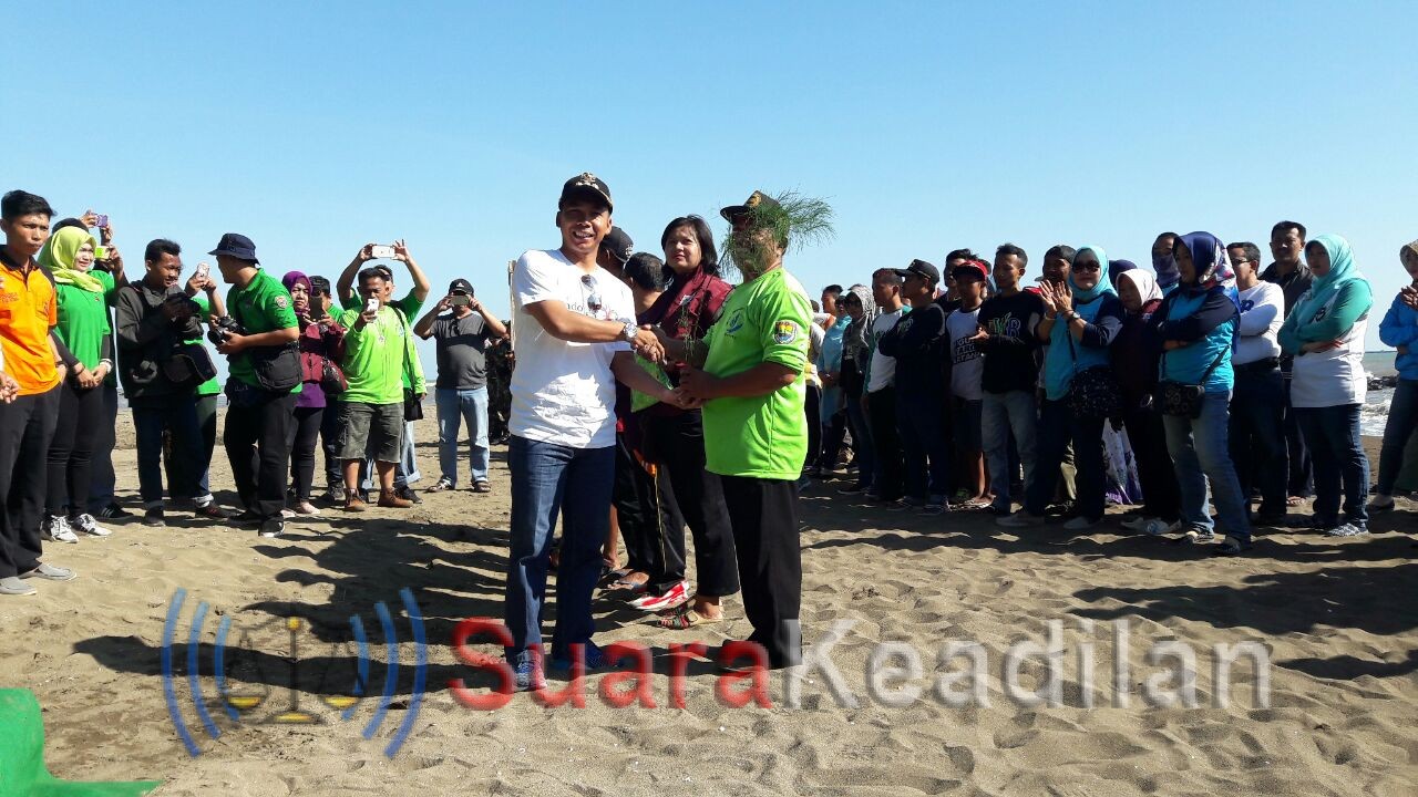 Sambut Heaven Of Asia, Ribuan Orang Bersih Pantai Ujungnegoro
