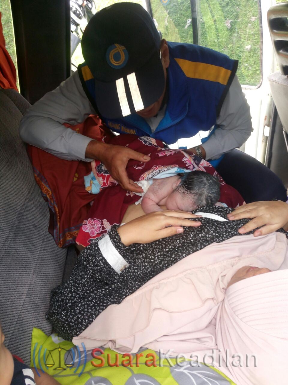 Seorang Ibu Melahirkan di Jalan Tol Cipularang-Padaleunyi
