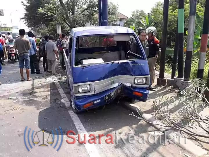 Hindari Kendaraan, Pick Up Sarat Muatan Tabrak Pohon