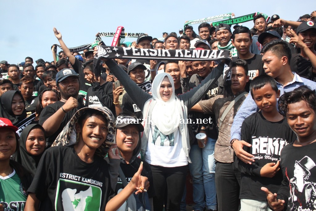 Mirna Sambangi Barisan Suporter Persik