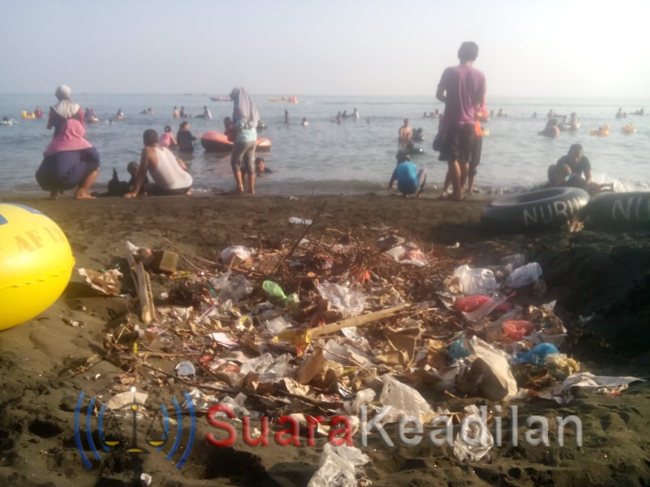 Sampah Menumpuk Di Obyek Wisata Pantai Ngebum