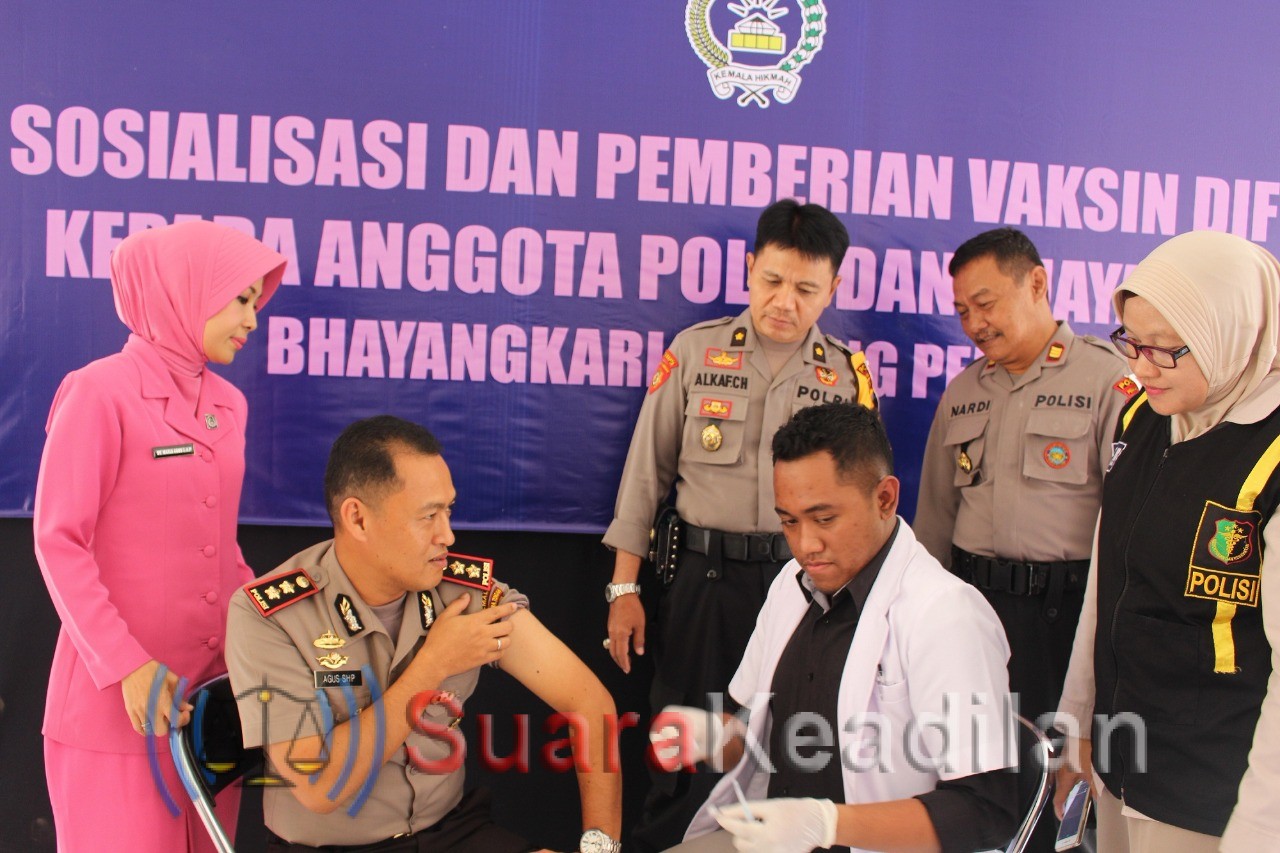 Kapolres pemalang awali suntik vaksin Difteri di Jajaranya