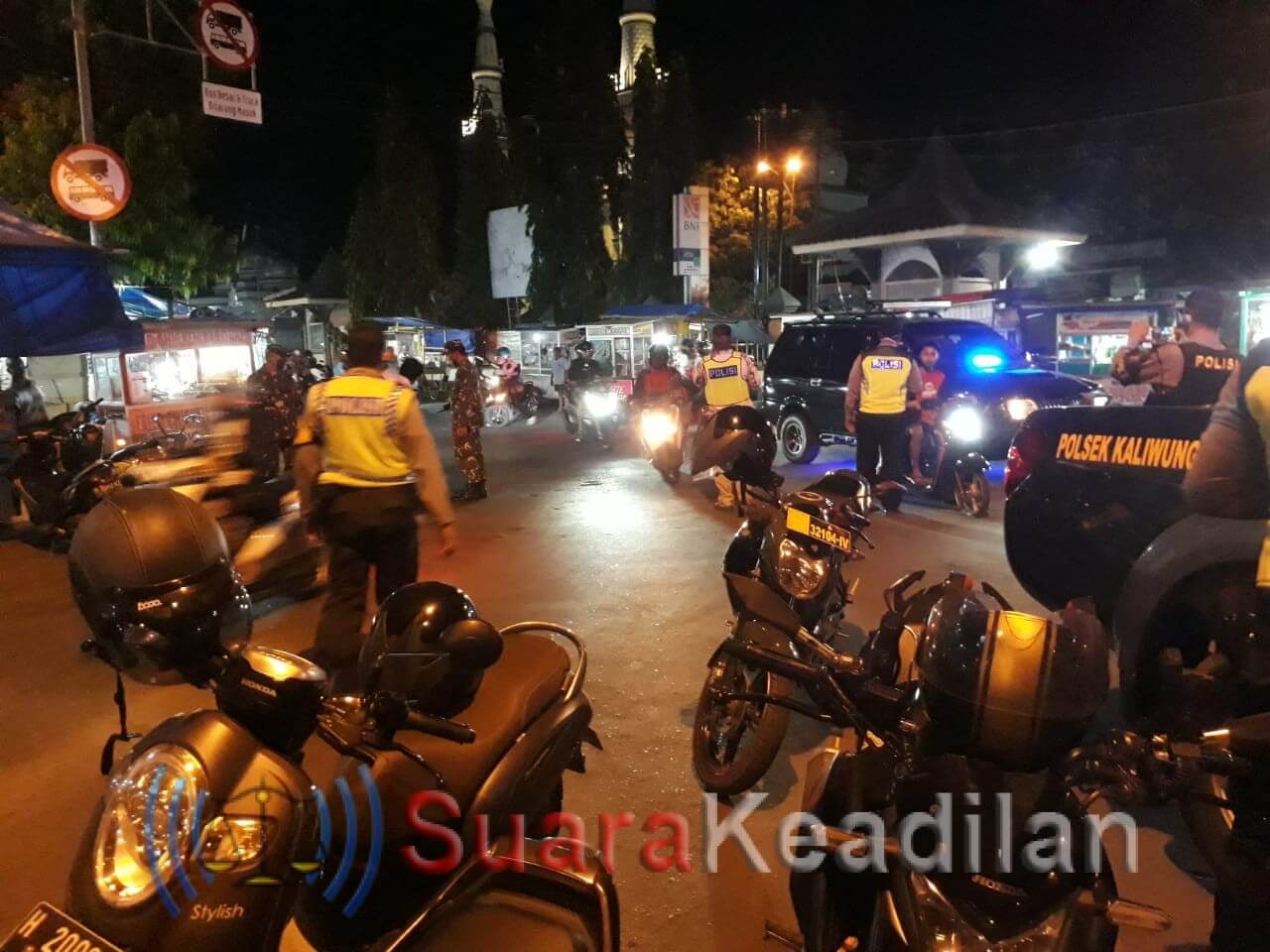 Cegah Penularan Covid, Tim Gabungan Patroli Bubarkan Kerumunan Massa Di Kaliwungu