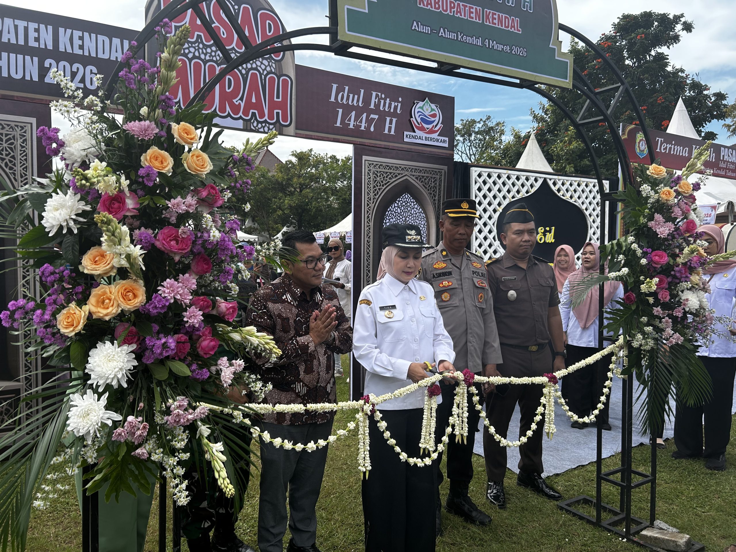 Ribuan Paket Sembako Di Pasar Murah Pemkab Kendal Diserbu Warga