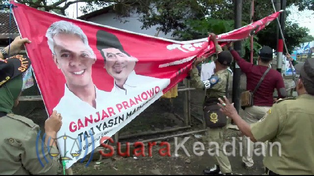 Operasi gabungan Paswas dan Satpol PP Pekalongan Tertibkan APK Ilegal Paslon Gubernur