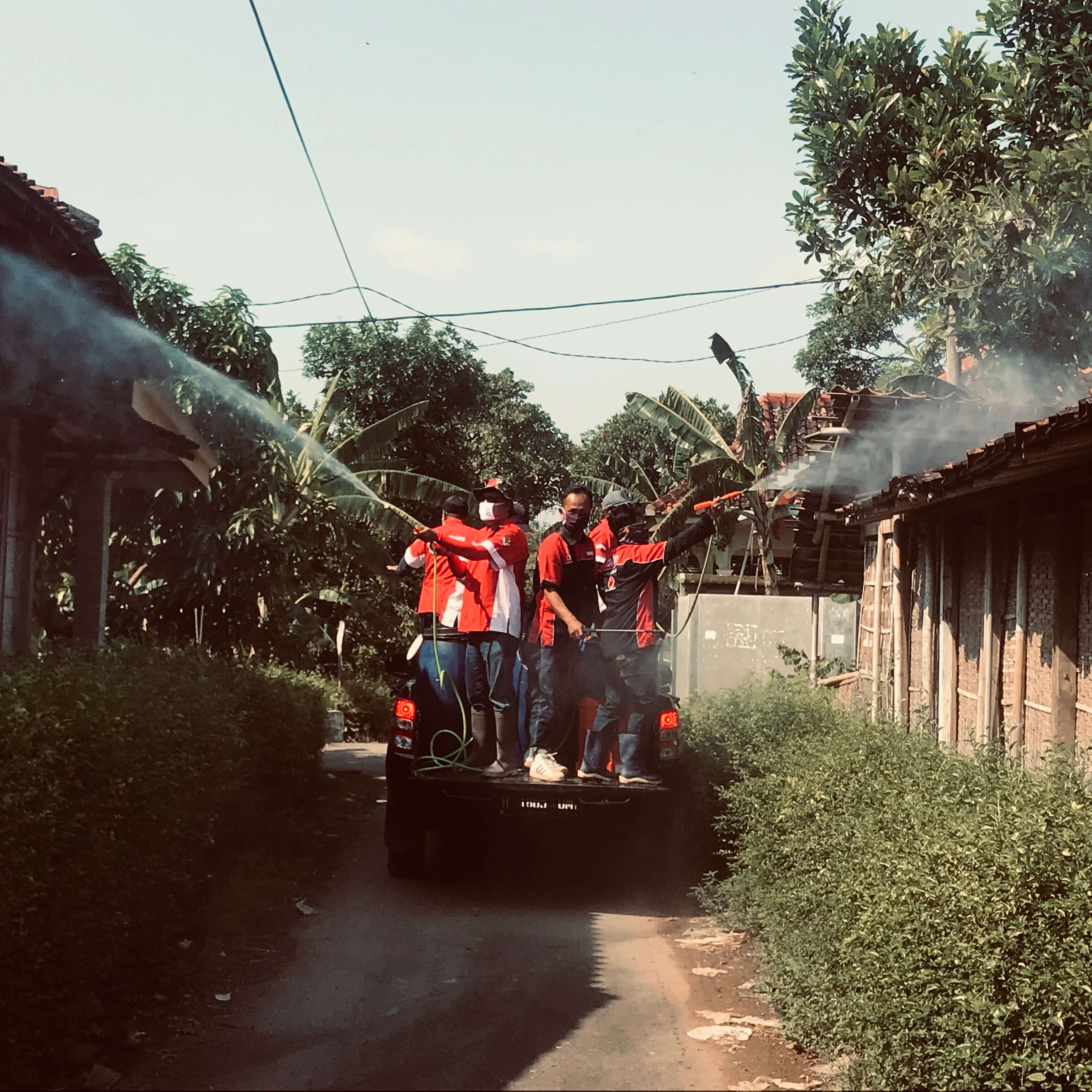 Antisipasi Corona, DPC DAN Fraksi PDI Perjuangan Lakukan Penyemprotan Desinfektan
