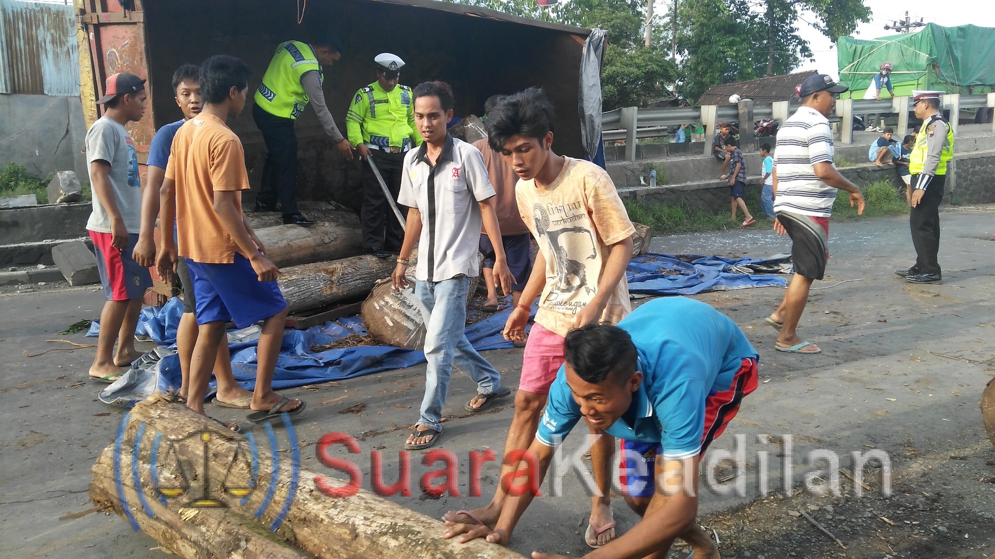 Truk Muatan Kayu Terguling, Pantura Macet 2 KM