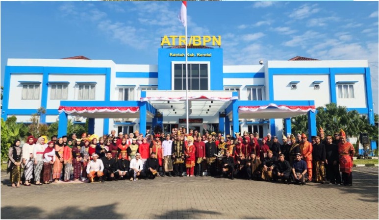 Kenakan Baju Adat Dalam Upacara HUT RI Ke-80, Kantah Kendal Dorong Persatuan dan Kesatuan Bangsa