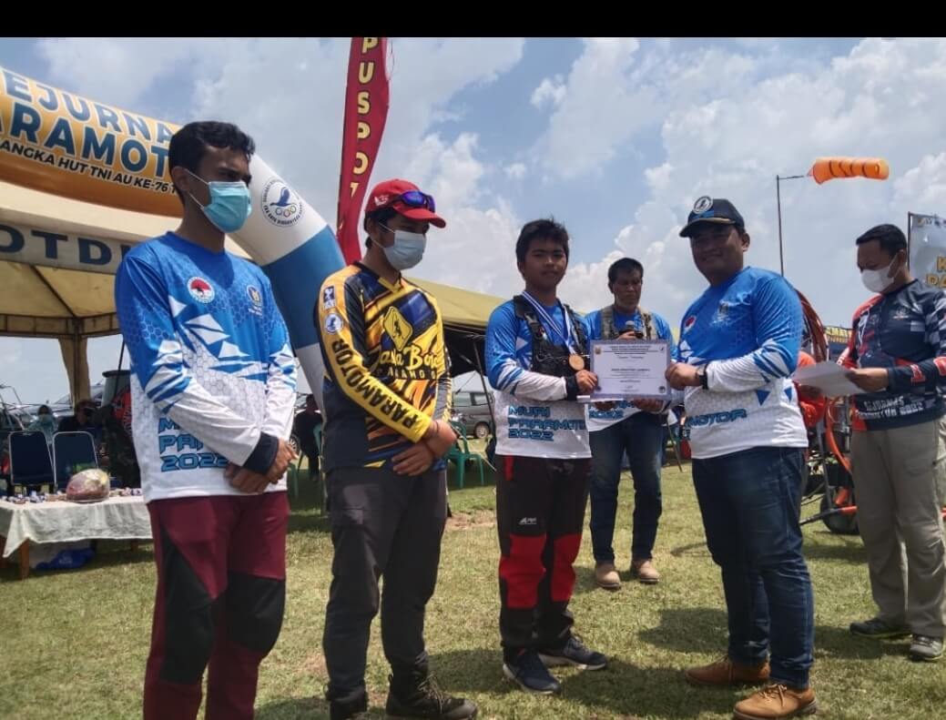 Atlet Pengprov Jateng Borong 9 Medali Kejurnas Paramotor 2022 Banten