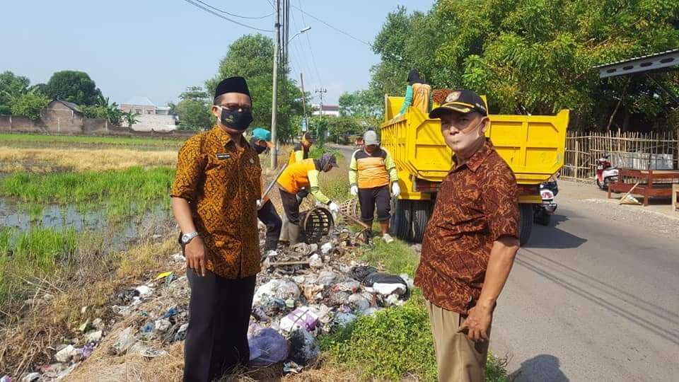 Geram Sampah Liar, Kades Rowosari Buat Sayembara Berhadiah Rp 100 Ribu
