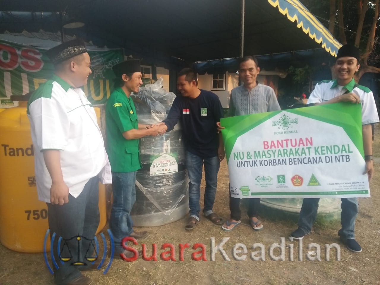 Tim NU Kendal  Serahkan Bantuan di 3 Titik Lombok Barat Pada Hari Pertama