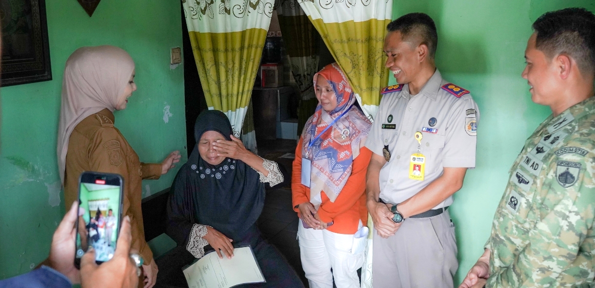 ATR/BPN Kantah Kendal Bersama Bupati Antar Sertipikat PTSL Langsung ke Rumah Pemilik