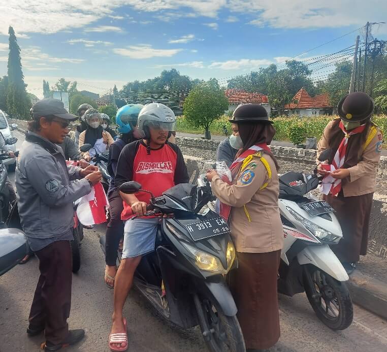 Wujudkan Nasionalisme, Ikabaloka SMKN 2 Kendal Bagikan 1000 Bendera Ke Pengguna Jalan