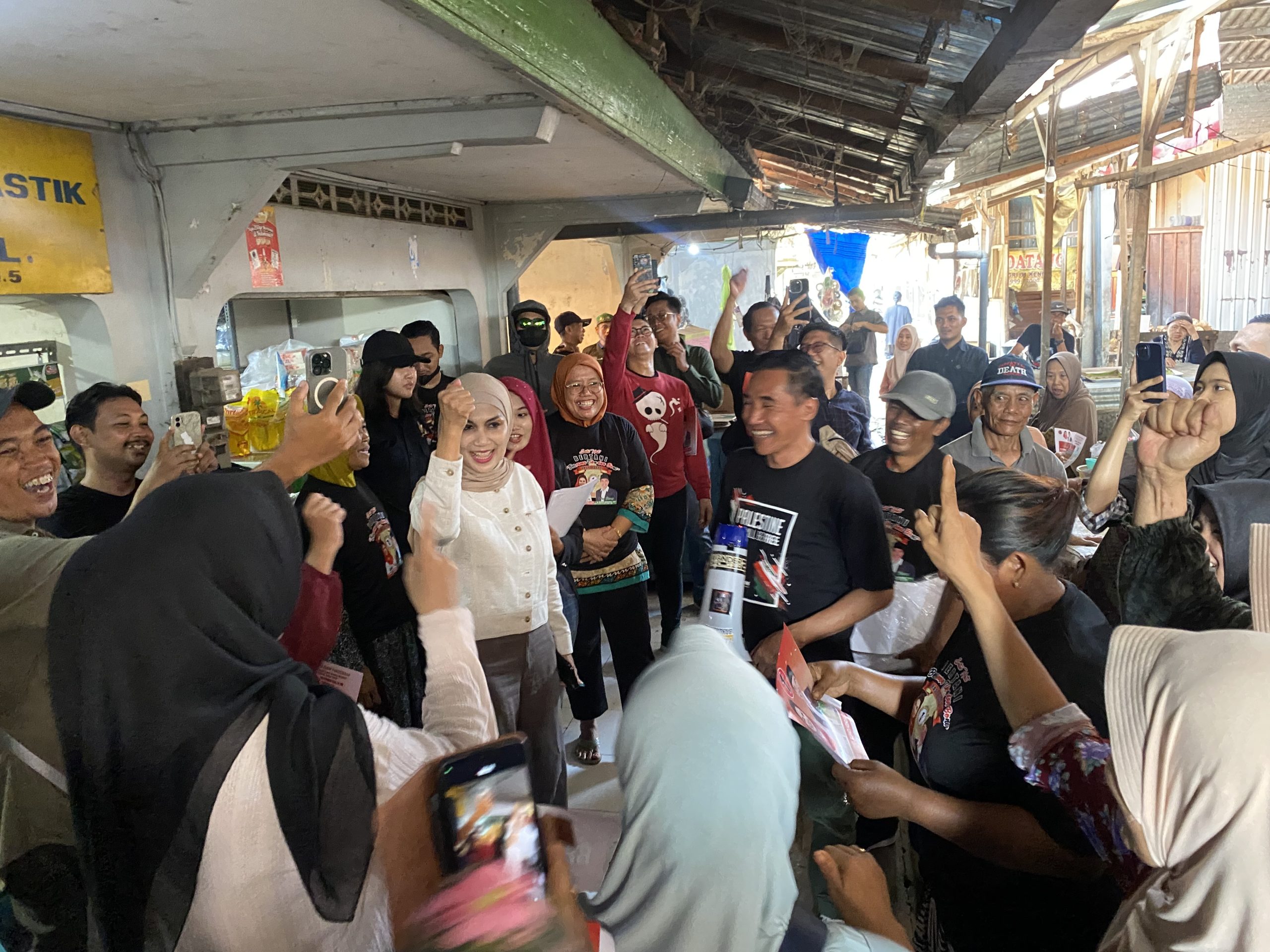 Pedagang Pasar Kendal Wadul Ke Paslon Tika-Benny, Pungutan Melalui E Retribusi Memberatkan