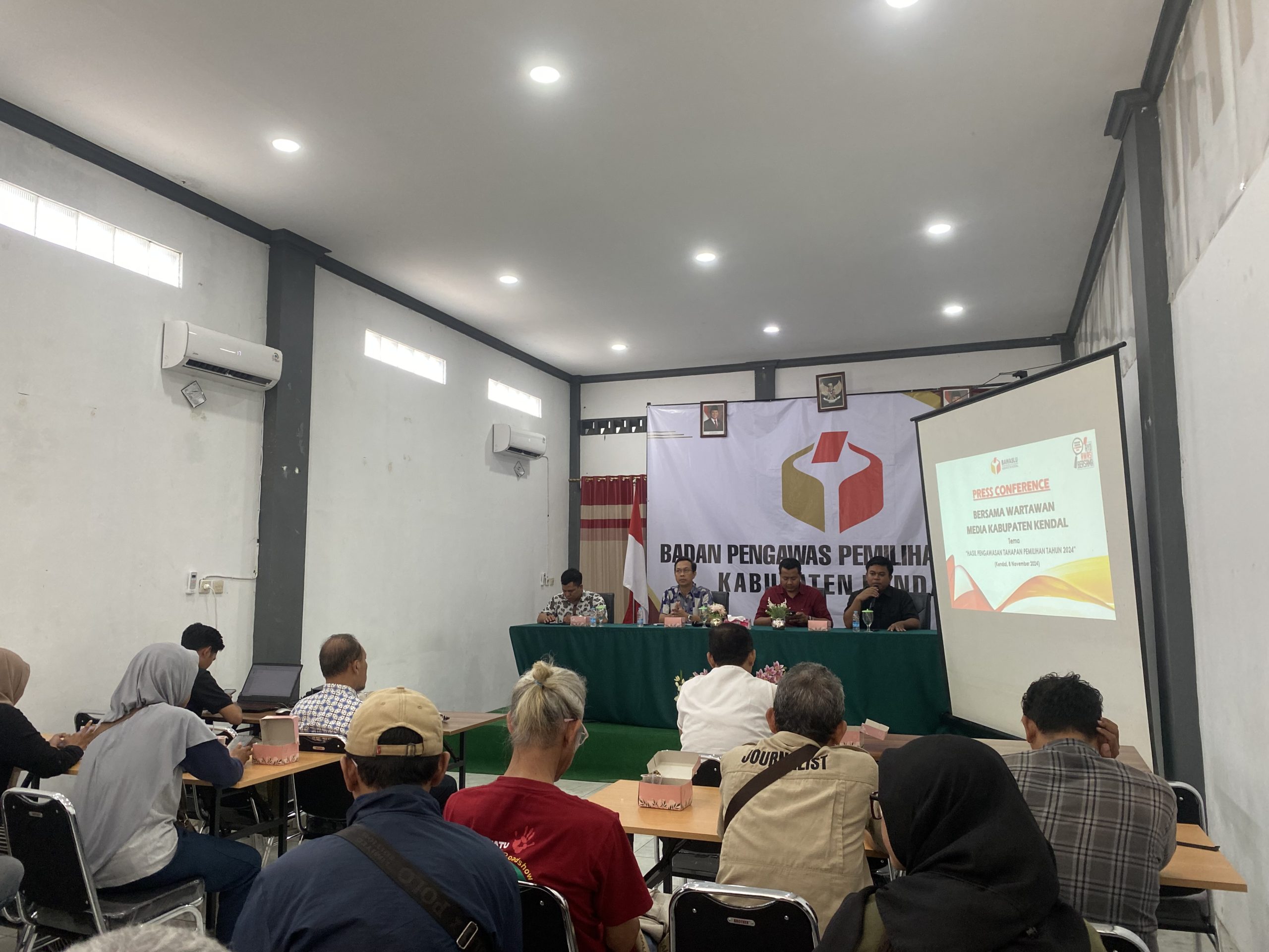 Bawaslu Kendal, Tertibkan Ribuan APK Cabup Hingga Cagub Yang Dipasang Menyalahi Aturan
