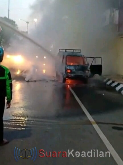 Konsleting, Mobil Pedagang Tas Hangus Terbakar