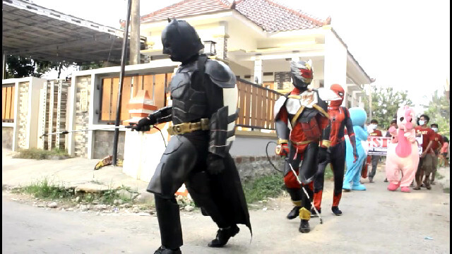 Lindungan Warga Dari Covi19, Pasukan Super Hero Semprot Disinfektan di Perkampungan