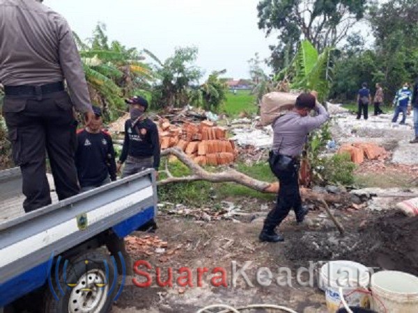 Pasca Musibah Angin Puting Beliung bojongnangka polisi kawal recoveri terhadap warga terdampak
