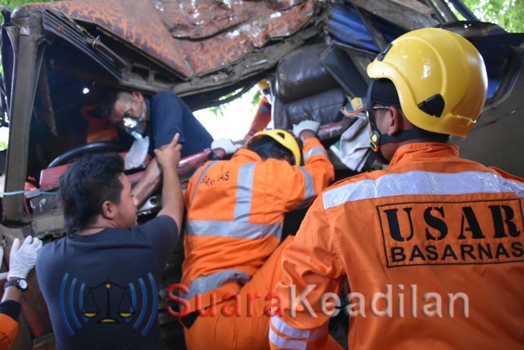 Kecelakaan maut truk sambar minibus dan warung tewaskan 2 pelajar SMP