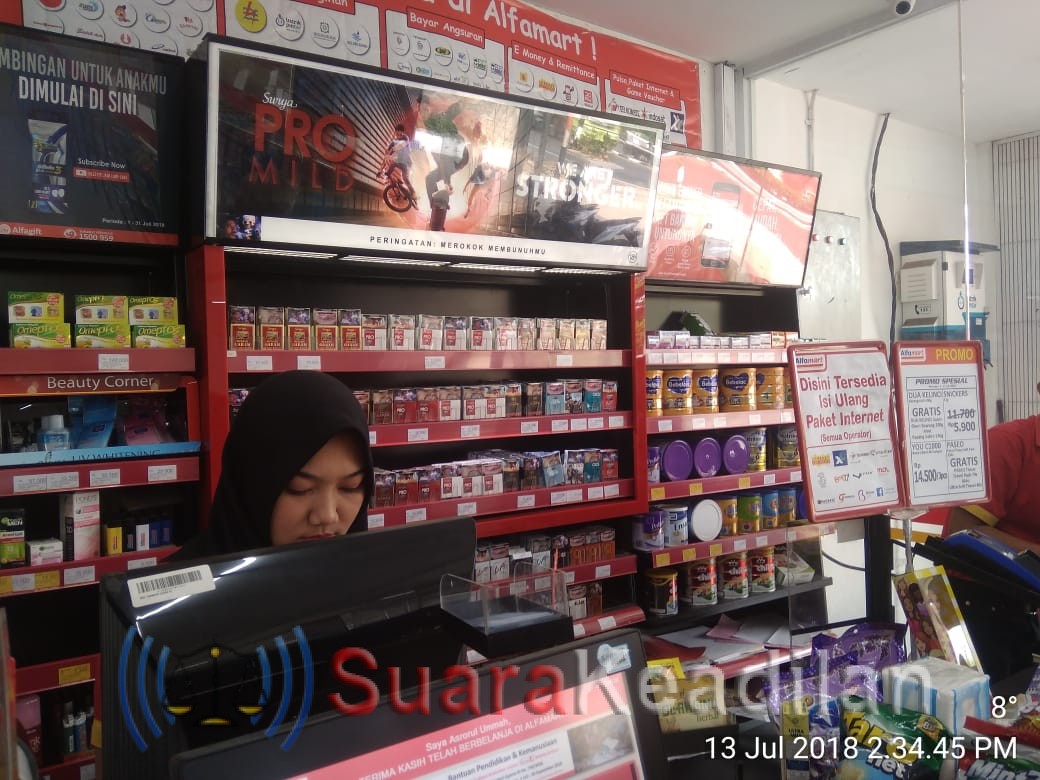 Pelaku Perampokan Minimarket Terekam CCTV