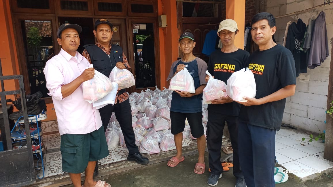 Meski Kondisi Sulit PT APF Tetap Komitmen Bagikan Paket Sembako Ke Warga Sekitar Perusahaan