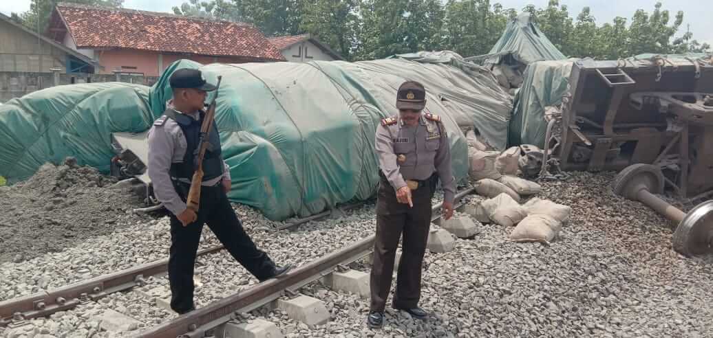 Kereta Api Angkut Semen Terguling Di Doplang Blora