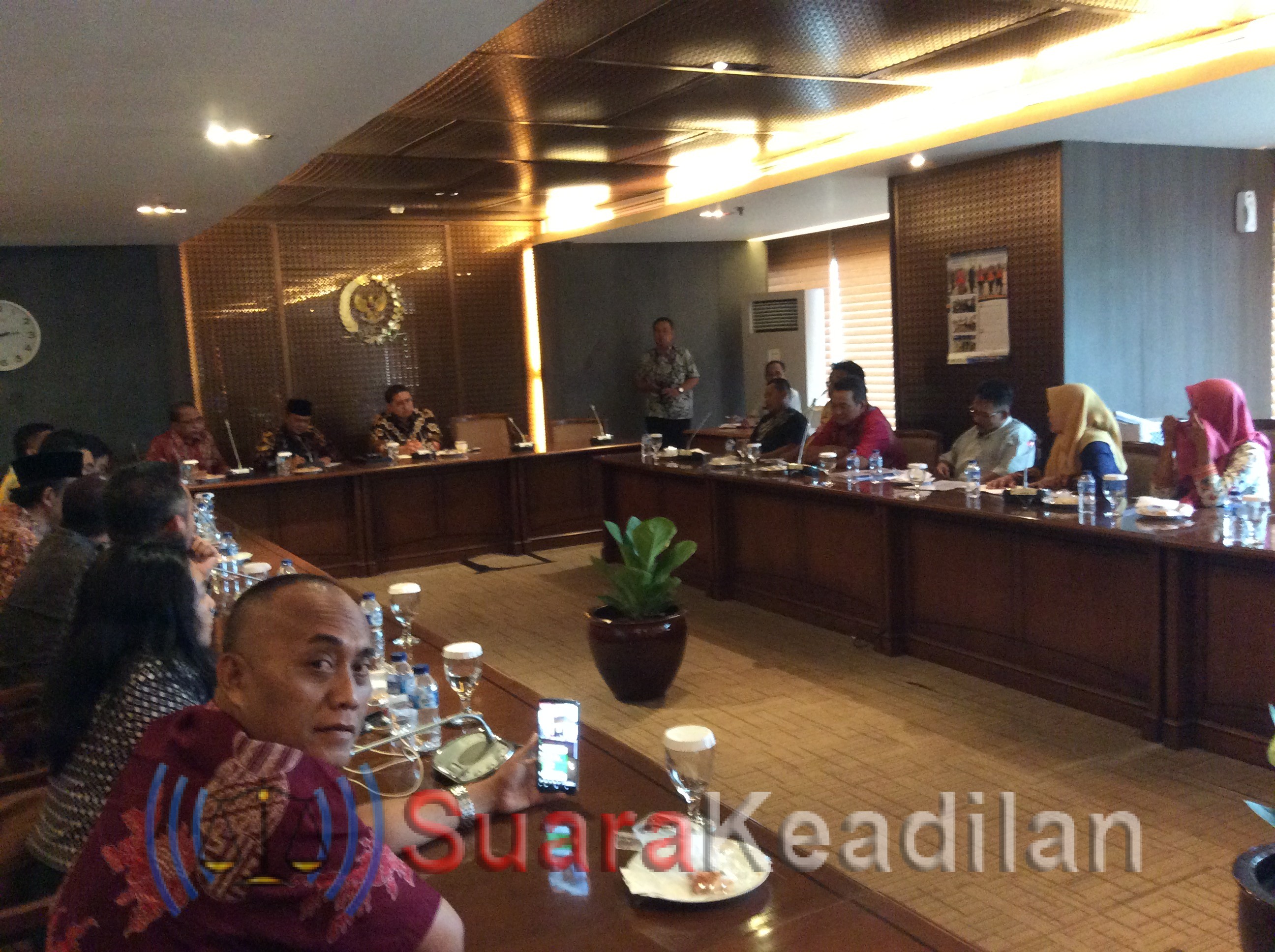 Korban Pembangunan Jalan Tol Menangis Dihadapan Fadlizon, Minta Diperjuangkan Nasibnya