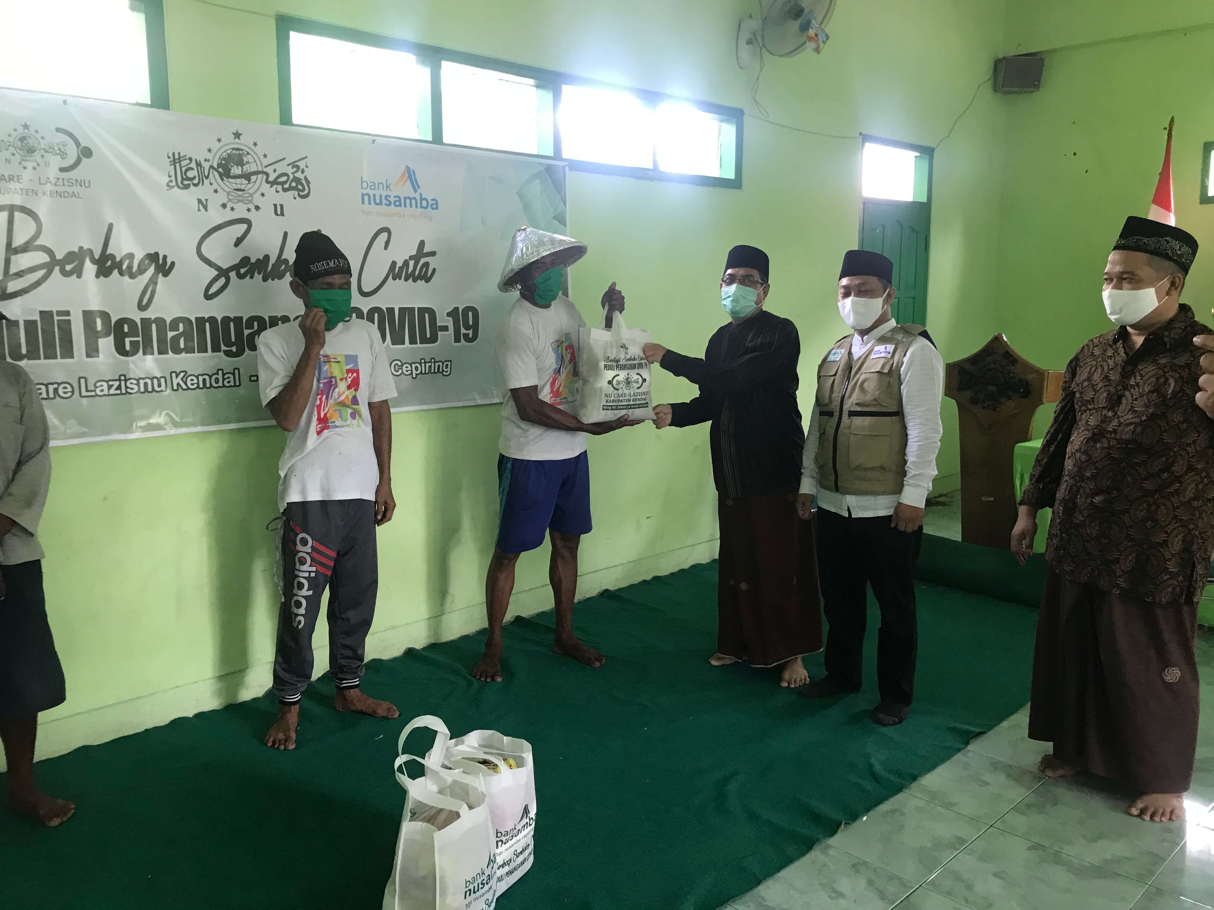 PCNU Kendal- BPR Nusamba Bagikan Paket Sembako Bagi Terdampak Corona