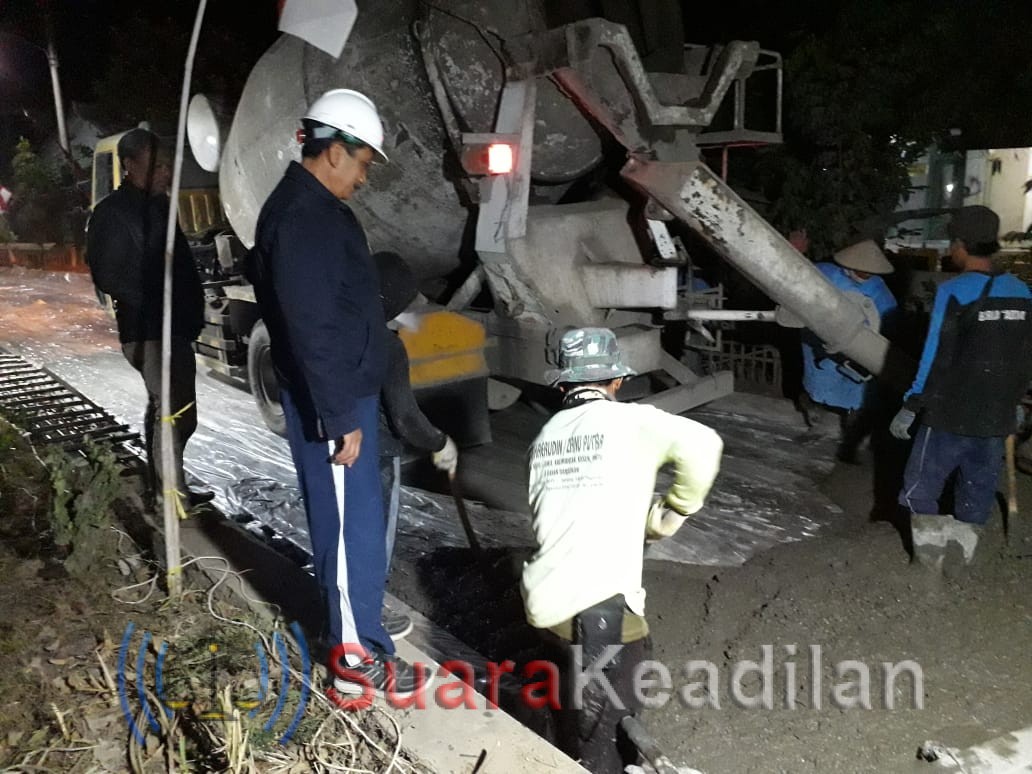 Sidak Proyek, Sugiono Cek Sendiri Spek Pekerjaan Jalan Rejosari-Turunrejo