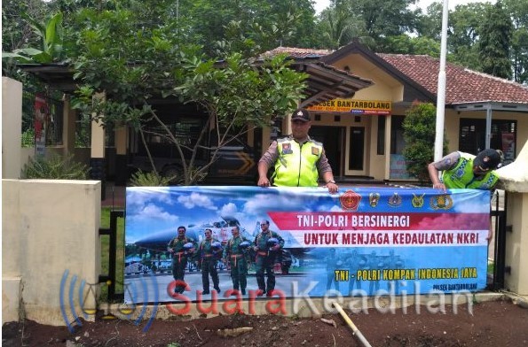 Spanduk Sinergitas TNI POLRI Polsek Bantarbolang