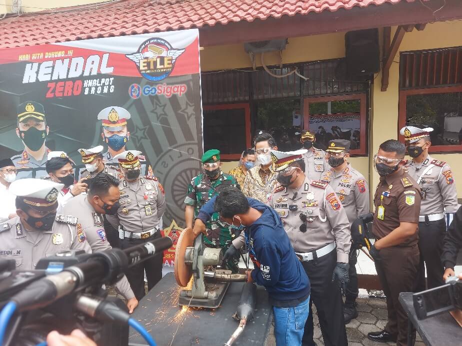 Polres Kendal Dan Dirlantas Polda Jateng Musnahkan Ratusan Knalpot Brong