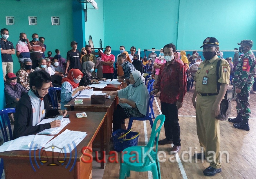 Pastikan Sembako Bantuan Provinsi Berkualitas Baik, Kadis Bapermaspemdes Cek Langsung Di Lokasi