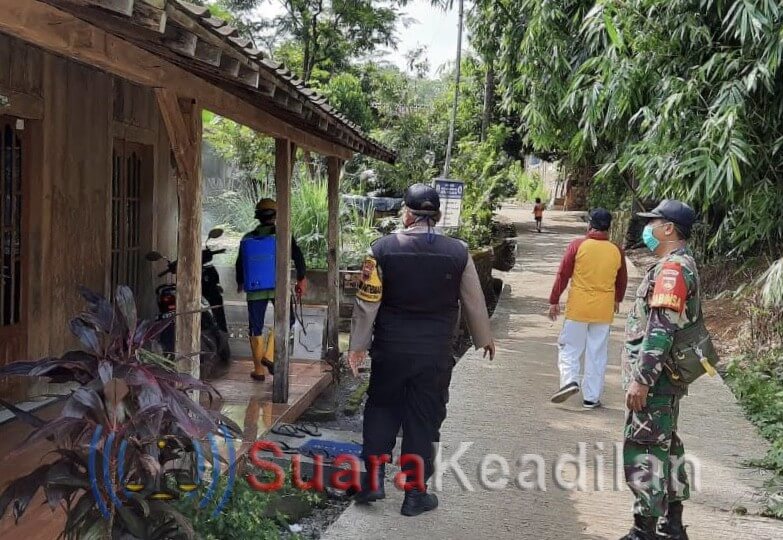 Antisipasi Penyebaran Covid-19, Babinsa Koramil 12 Brangsong  Lakukan Penyemprotan Desinfektan Swadaya